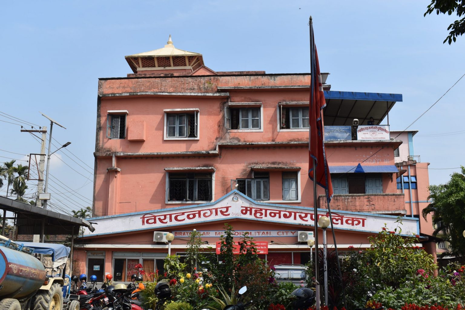 प्रशासकीय अधिकृतलाई कोरोना देखिएपछि महानगरको सेवा बन्द
